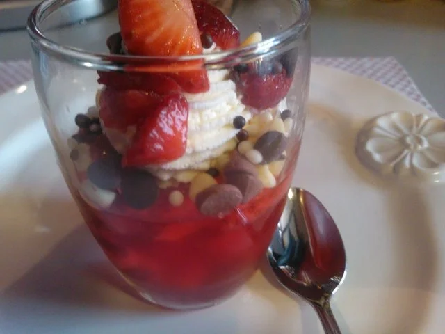 Rezept: Roter Wackel-Peter mit frischen Erdbeeren Bild Nr. 3 Roter Wackel-Peter mit frischen Erdbeeren - Rezept - Bild Nr. 3