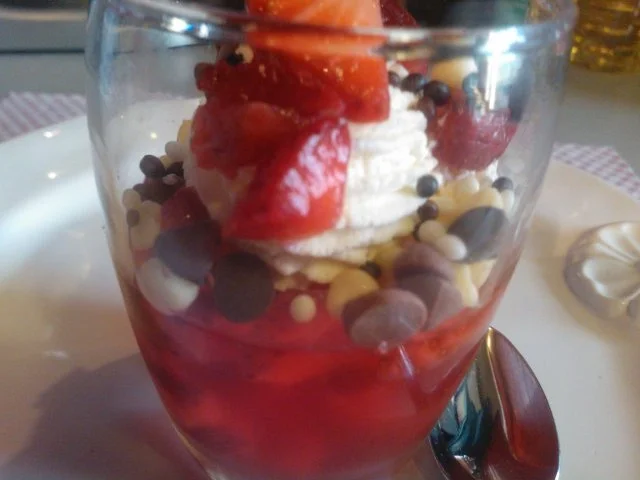 Rezept: Roter Wackel-Peter mit frischen Erdbeeren Bild Nr. 5 Roter Wackel-Peter mit frischen Erdbeeren - Rezept - Bild Nr. 5