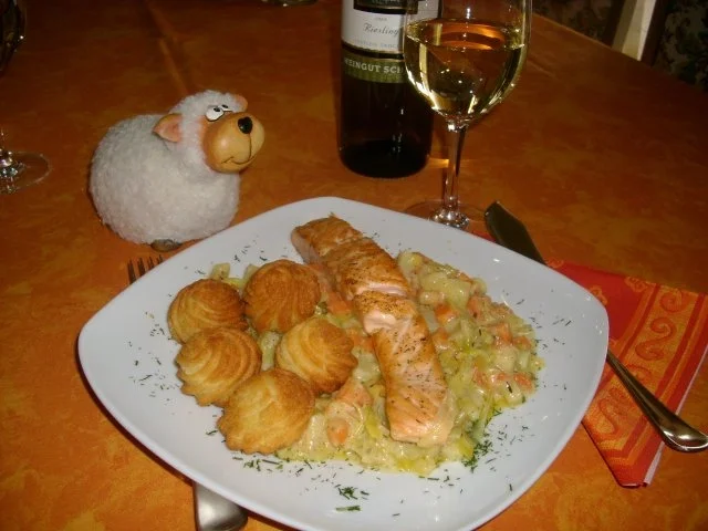 Lachs auf Porree-Gemüse-Bett>> - Rezept