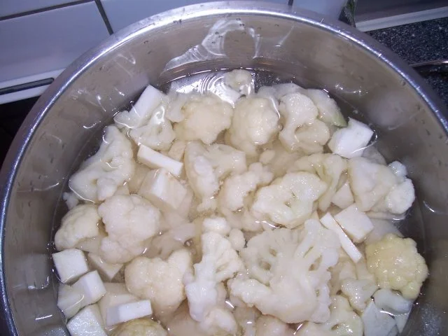 Rezept: Hähnchenbrust gefüllt mit Schafskäse, Blumenkohl-Sellerie Püree, Paprika-Sahnesauce Bild Nr. 5 Hähnchenbrust gefüllt mit Schafskäse, Blumenkohl-Sellerie Püree, Paprika-Sahnesauce - Rezept - Bild Nr. 5