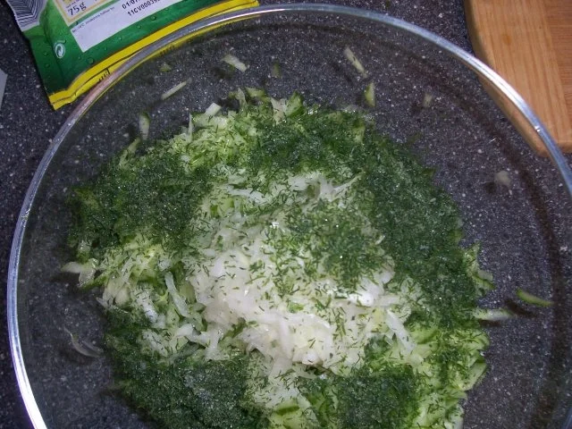 Rezept: Hähnchenbrust gefüllt mit Schafskäse, Blumenkohl-Sellerie Püree, Paprika-Sahnesauce Bild Nr. 15 Hähnchenbrust gefüllt mit Schafskäse, Blumenkohl-Sellerie Püree, Paprika-Sahnesauce - Rezept - Bild Nr. 15