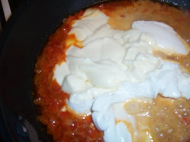 Rezept: Hähnchenbrust gefüllt mit Schafskäse, Blumenkohl-Sellerie Püree, Paprika-Sahnesauce Bild Nr. 8 Hähnchenbrust gefüllt mit Schafskäse, Blumenkohl-Sellerie Püree, Paprika-Sahnesauce - Rezept - Bild Nr. 8