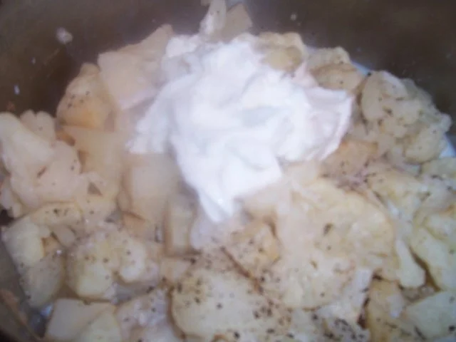 Rezept: Hähnchenbrust gefüllt mit Schafskäse, Blumenkohl-Sellerie Püree, Paprika-Sahnesauce Bild Nr. 13 Hähnchenbrust gefüllt mit Schafskäse, Blumenkohl-Sellerie Püree, Paprika-Sahnesauce - Rezept - Bild Nr. 13