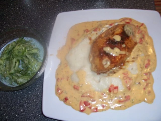 Rezept: Hähnchenbrust gefüllt mit Schafskäse, Blumenkohl-Sellerie Püree, Paprika-Sahnesauce Bild Nr. 16 Hähnchenbrust gefüllt mit Schafskäse, Blumenkohl-Sellerie Püree, Paprika-Sahnesauce - Rezept - Bild Nr. 16