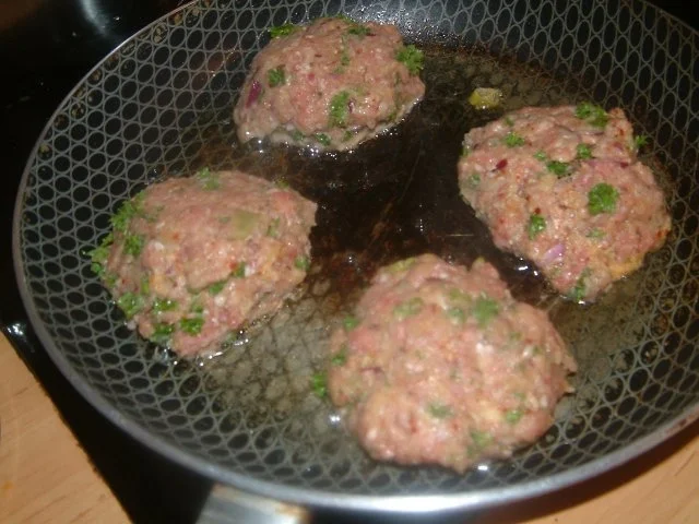 Feurige Fleischküchle mit Pfeffersauce - Rezept - Bild Nr. 5