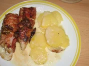 Pangasius im Speckmantel mit Kräuterfrischkäsefüllung und Kartoffelgratin - Rezept