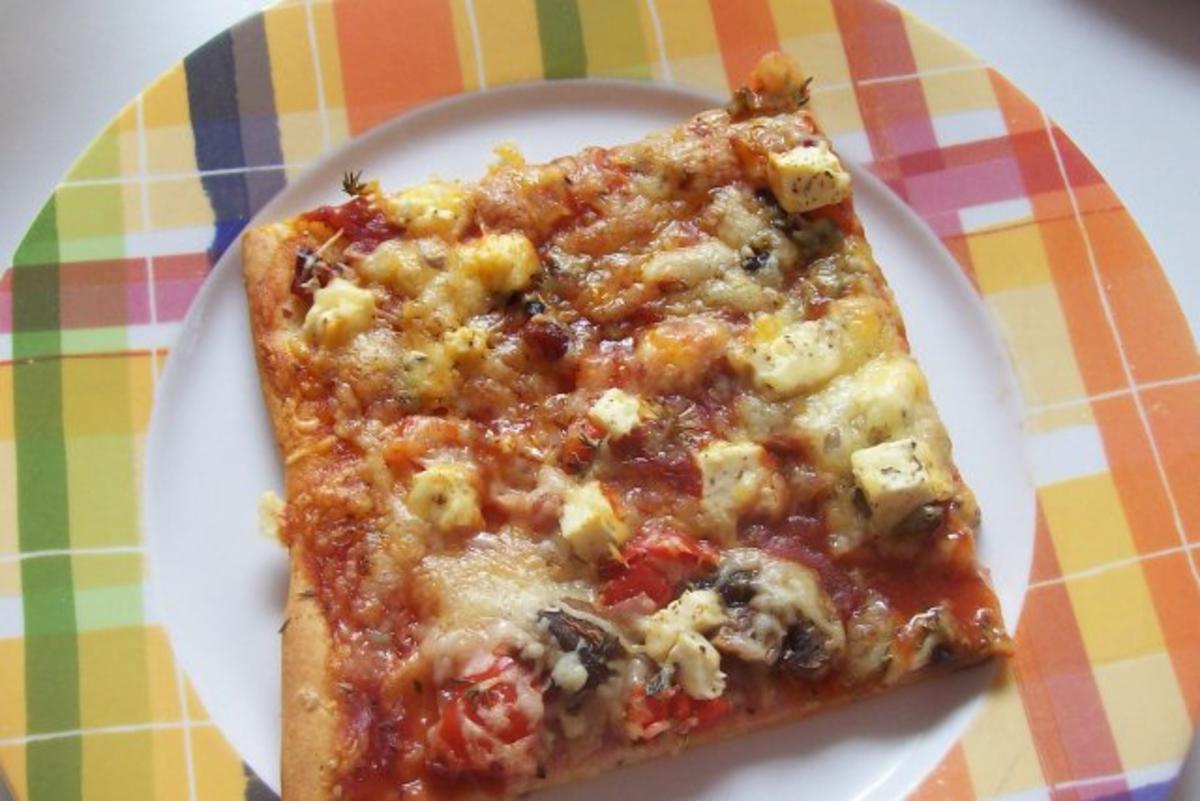 Pizza: Salami-Tomate und Schinken-Paprika mit dreierlei Käse & Kräutern - Rezept