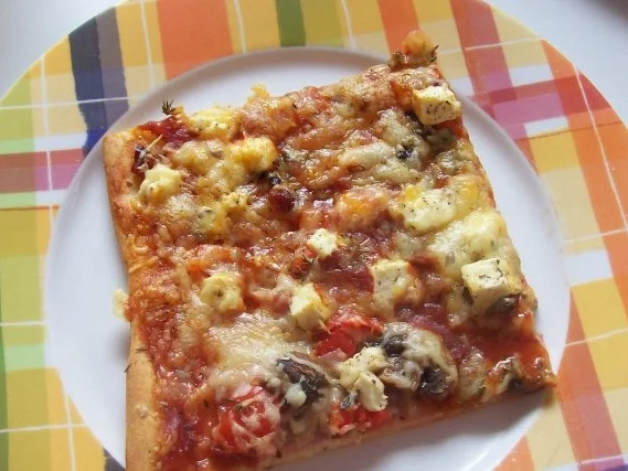 Rezept: Pizza: Salami-Tomate und Schinken-Paprika mit dreierlei Käse & Kräutern Pizza: Salami-Tomate und Schinken-Paprika mit dreierlei Käse & Kräutern - Rezept