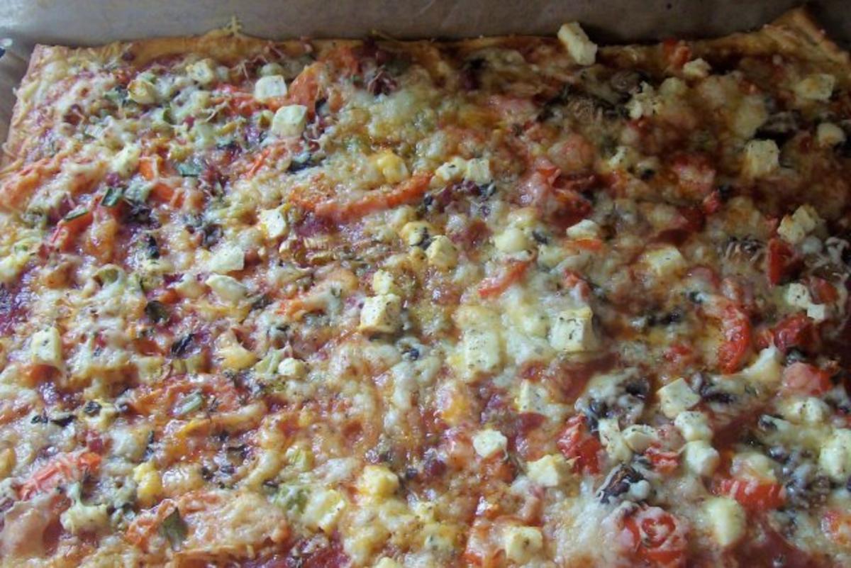 Pizza: Salami-Tomate und Schinken-Paprika mit dreierlei Käse & Kräutern - Rezept - Bild Nr. 2