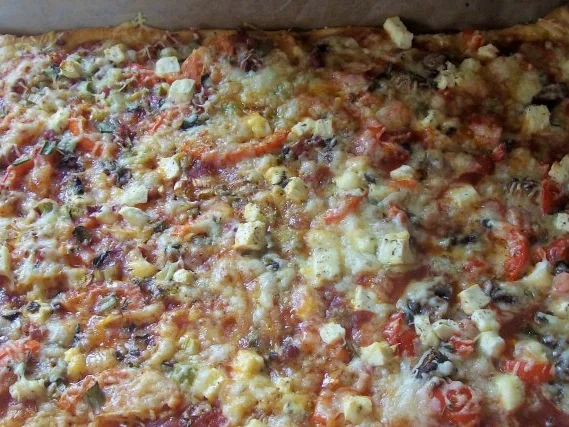 Rezept: Pizza: Salami-Tomate und Schinken-Paprika mit dreierlei Käse & Kräutern Bild Nr. 2 Pizza: Salami-Tomate und Schinken-Paprika mit dreierlei Käse & Kräutern - Rezept - Bild Nr. 2