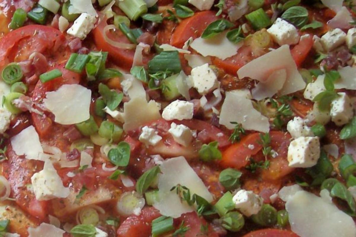 Pizza: Salami-Tomate und Schinken-Paprika mit dreierlei Käse & Kräutern - Rezept - Bild Nr. 4