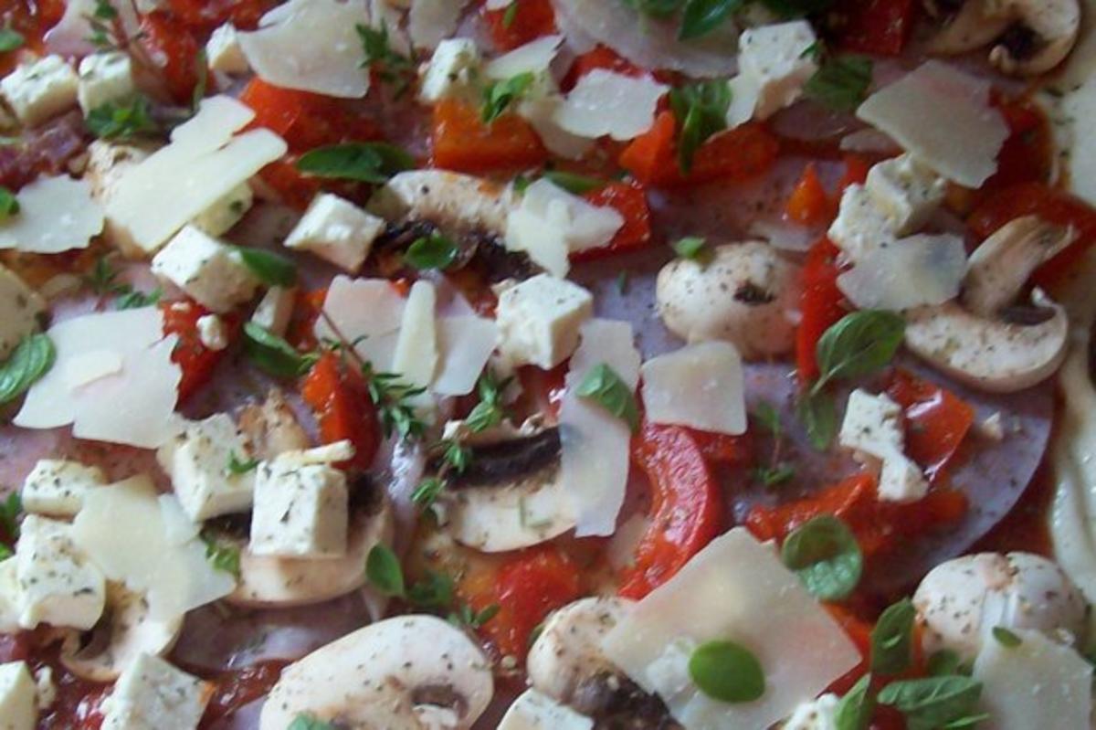 Pizza: Salami-Tomate und Schinken-Paprika mit dreierlei Käse & Kräutern - Rezept - Bild Nr. 5