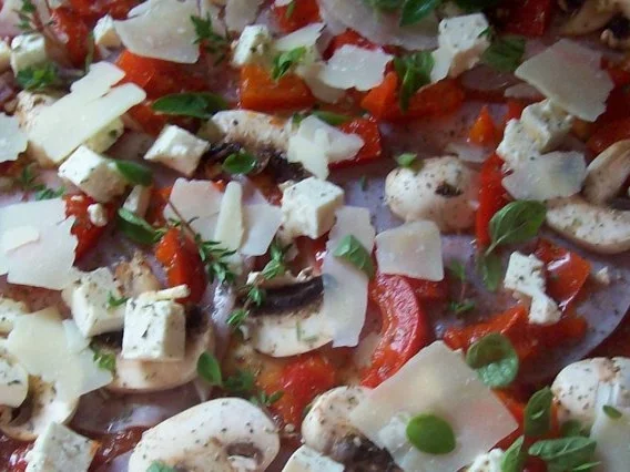 Rezept: Pizza: Salami-Tomate und Schinken-Paprika mit dreierlei Käse & Kräutern Bild Nr. 5 Pizza: Salami-Tomate und Schinken-Paprika mit dreierlei Käse & Kräutern - Rezept - Bild Nr. 5