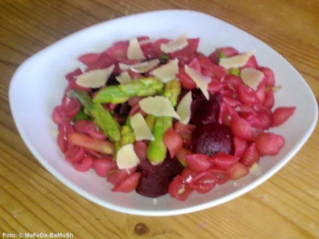 Rezept: Rotwein-Pasta mit grünem Spargel Rotwein-Pasta mit grünem Spargel - Rezept