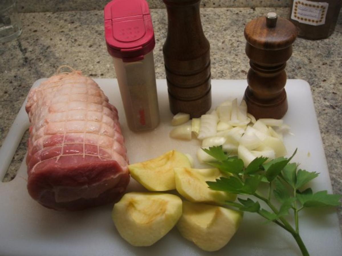 Fleisch: Schweinerollbraten gefüllt mit Äpfeln und Zwiebeln - Rezept - Bild Nr. 2