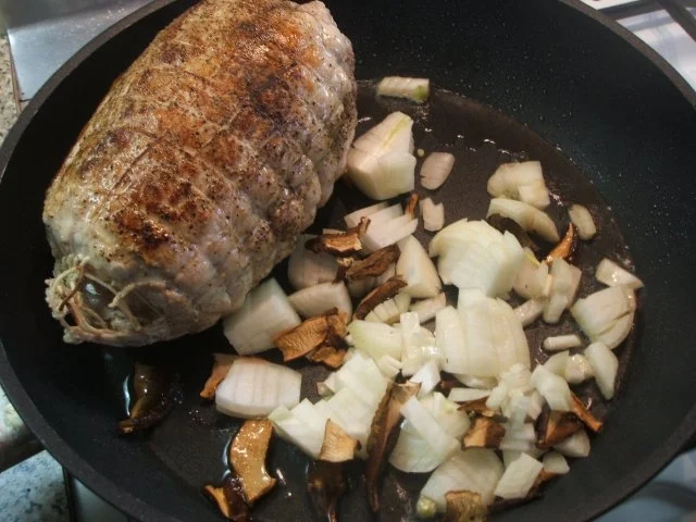 Rezept: Fleisch: Schweinerollbraten gefüllt mit Äpfeln und Zwiebeln Bild Nr. 7 Fleisch: Schweinerollbraten gefüllt mit Äpfeln und Zwiebeln - Rezept - Bild Nr. 7