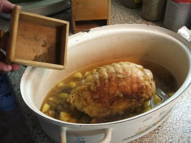 Rezept: Fleisch: Schweinerollbraten gefüllt mit Äpfeln und Zwiebeln Bild Nr. 10 Fleisch: Schweinerollbraten gefüllt mit Äpfeln und Zwiebeln - Rezept - Bild Nr. 10