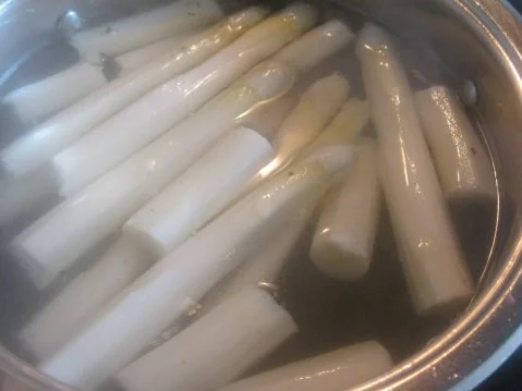 Wildkräuterhollandaise mit frischem Spargel - Rezept - Bild Nr. 5