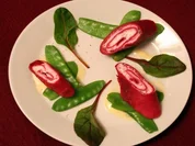 Rote-Bete-Crêpes mit Frischkäsefüllung auf Zuckerschoten mit Orangendressing - Rezept