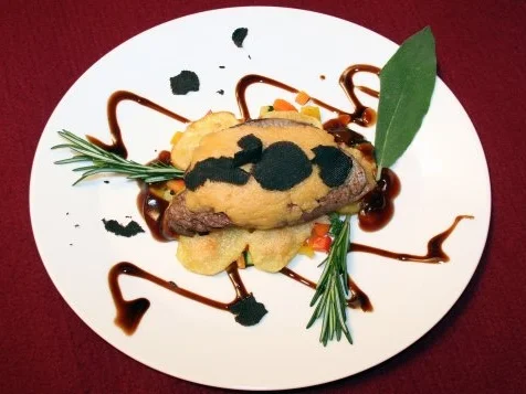 Rezept: Rinderfilet mit Gänseleber gratiniert mit Trüffel und Kartoffelfächer auf Gemüse Rinderfilet mit Gänseleber gratiniert mit Trüffel und Kartoffelfächer auf Gemüse - Rezept