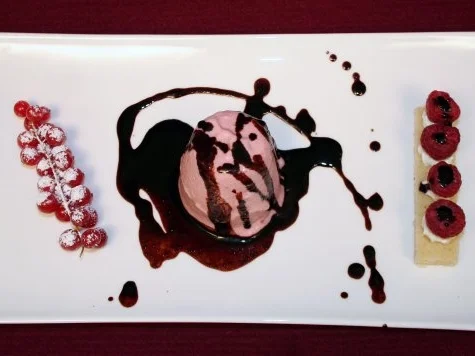 Himbeer-Parfait mit Schokoladensoße - Rezept