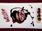 Himbeer-Parfait mit Schokoladensoße - Rezept