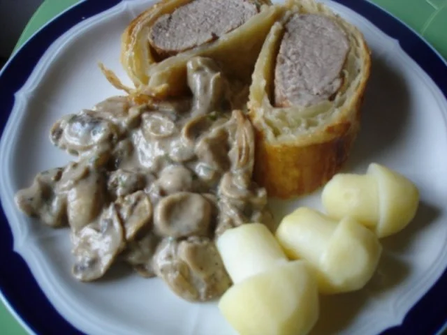 Schweinefilet im Blätterteig mit Champignonsauce und Kartoffelpilzen - Rezept
