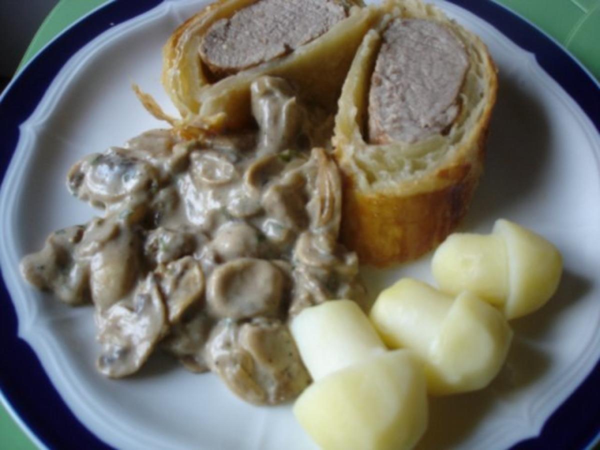 Schweinefilet im Blätterteig mit Champignonsauce und Kartoffelpilzen ...