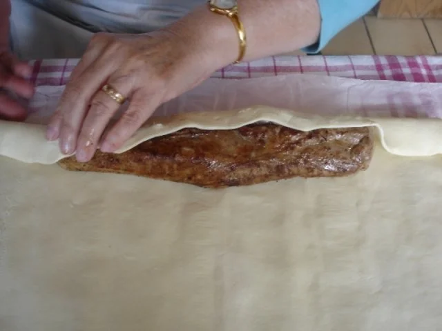 Schweinefilet im Blätterteig mit Champignonsauce und Kartoffelpilzen - Rezept - Bild Nr. 8