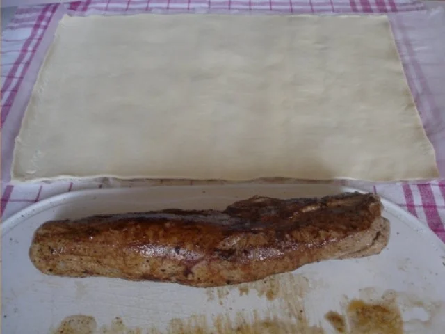 Schweinefilet im Blätterteig mit Champignonsauce und Kartoffelpilzen - Rezept - Bild Nr. 7