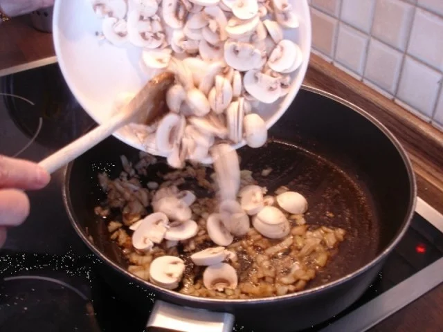 Schweinefilet im Blätterteig mit Champignonsauce und Kartoffelpilzen - Rezept - Bild Nr. 23