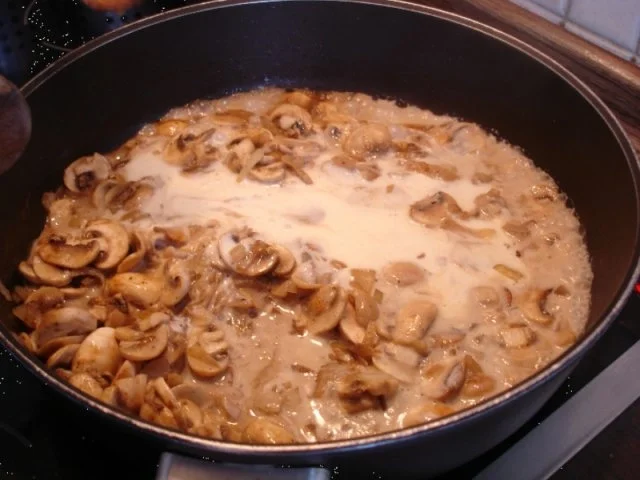 Schweinefilet im Blätterteig mit Champignonsauce und Kartoffelpilzen - Rezept - Bild Nr. 25