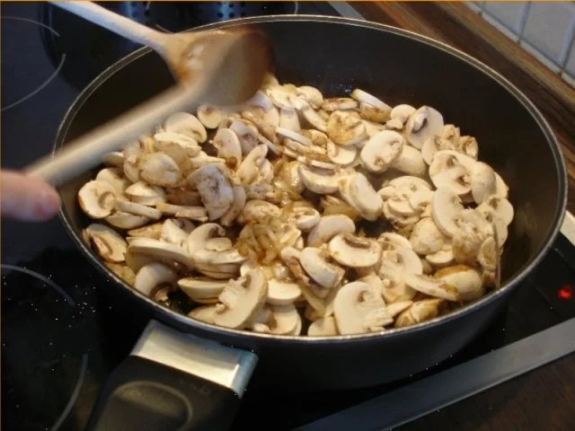 Schweinefilet im Blätterteig mit Champignonsauce und Kartoffelpilzen - Rezept - Bild Nr. 24