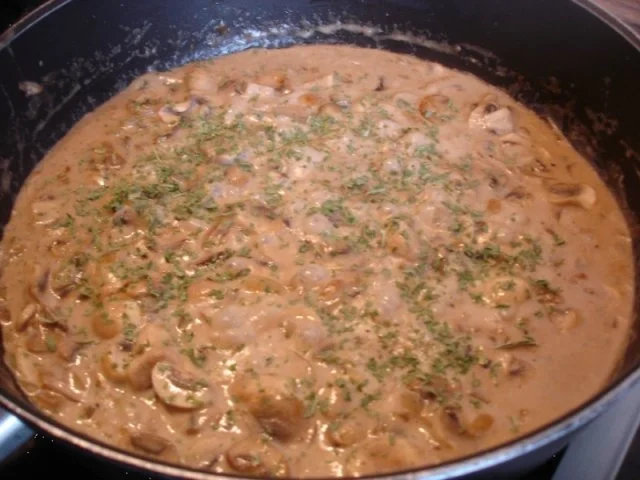 Schweinefilet im Blätterteig mit Champignonsauce und Kartoffelpilzen - Rezept - Bild Nr. 26