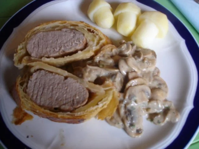 Schweinefilet im Blätterteig mit Champignonsauce und Kartoffelpilzen - Rezept - Bild Nr. 29