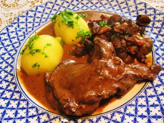 Hasenschultern mit feiner Rahmsoße - Rezept