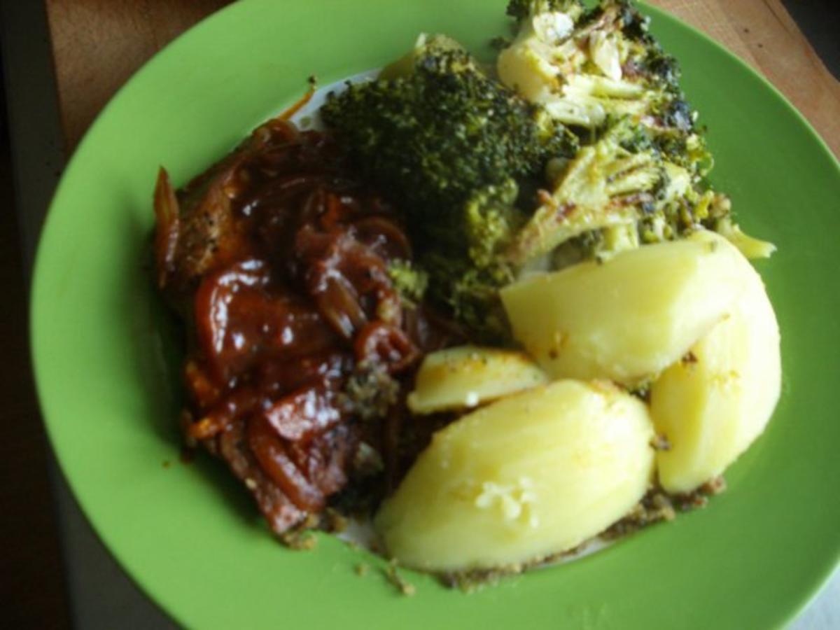 Schweinesteak mit Broccoli und Salzkartoffeln - Rezept
