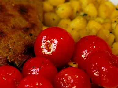 Rezept: Hähnchenbrust unter Spargelhaube mit Thymian-Kartoffeln und Ofentomaten Hähnchenbrust unter Spargelhaube mit Thymian-Kartoffeln und Ofentomaten - Rezept