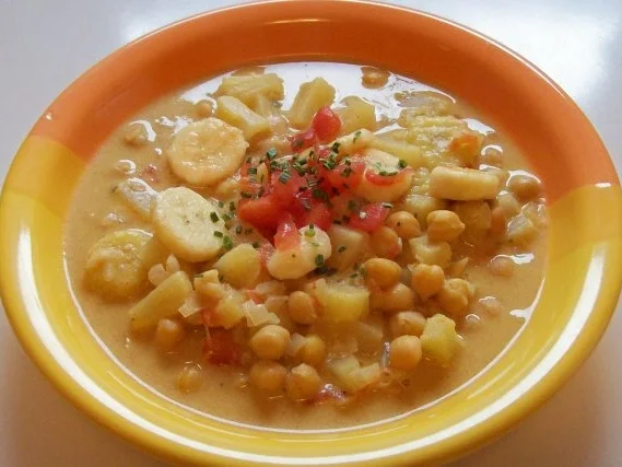 Rezept: Scharfer Kichererbseneintopf mit Ananas und Bananen Scharfer Kichererbseneintopf mit Ananas und Bananen - Rezept
