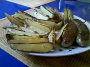 Fleisch: Bratwürstchen mit würzigen Kartoffelspalten - Rezept