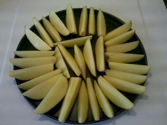 Fleisch: Bratwürstchen mit würzigen Kartoffelspalten - Rezept - Bild Nr. 2