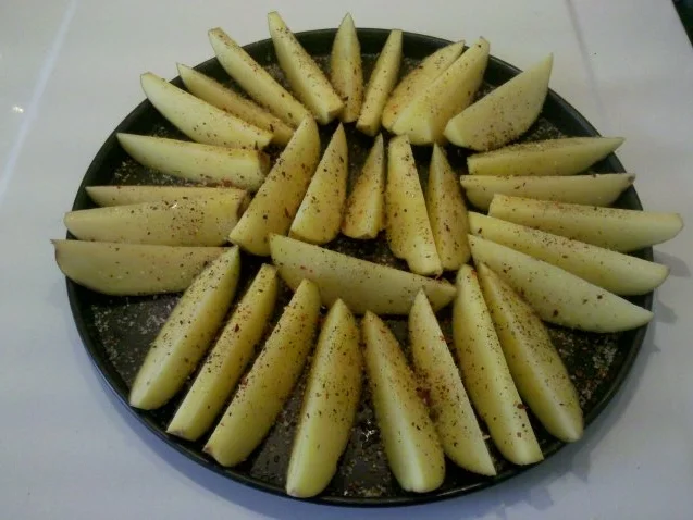 Fleisch: Bratwürstchen mit würzigen Kartoffelspalten - Rezept - Bild Nr. 3