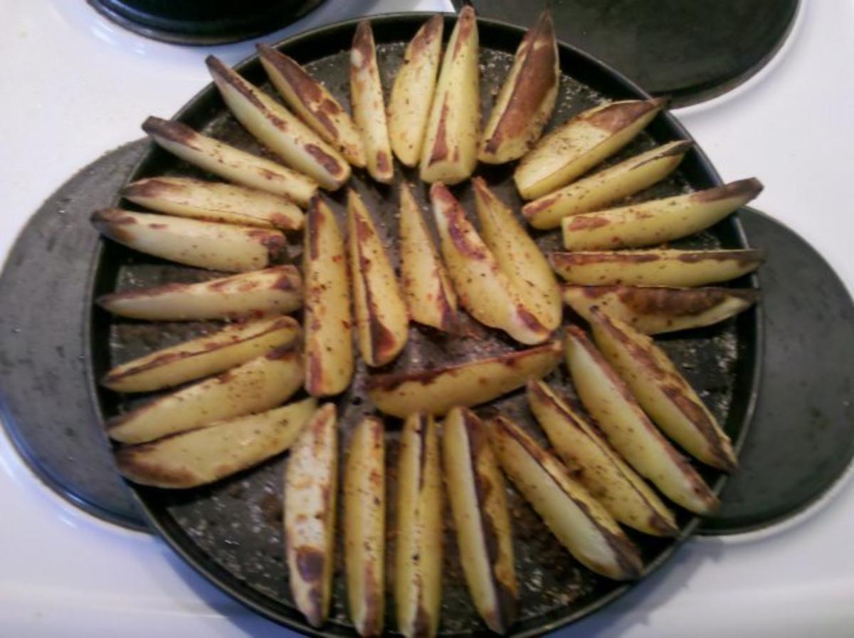 Fleisch: Bratwürstchen mit würzigen Kartoffelspalten - Rezept - Bild Nr. 8