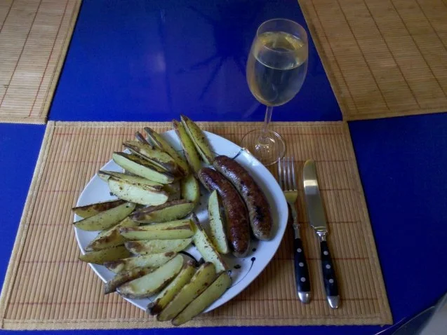 Fleisch: Bratwürstchen mit würzigen Kartoffelspalten - Rezept - Bild Nr. 9