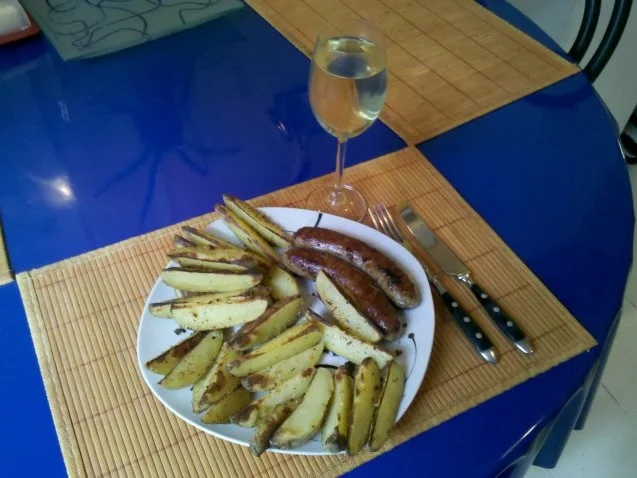 Fleisch: Bratwürstchen mit würzigen Kartoffelspalten - Rezept - Bild Nr. 11