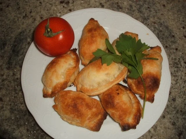 Rezept: Fingerfood: Blätterteigtäschchen mit Lachs-Frischkäse-Füllung Fingerfood: Blätterteigtäschchen mit Lachs-Frischkäse-Füllung - Rezept