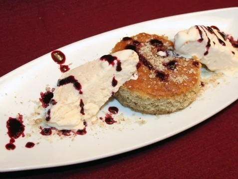 Grieß-Walnuss-Schnitte mit Kokosparfait an fruchtigem Coulis - Rezept