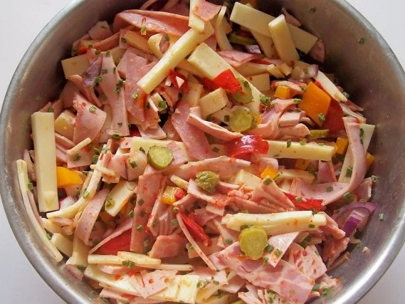 Rezept: Käse-Wurstsalat mit Paprika Bild Nr. 2 Käse-Wurstsalat mit Paprika - Rezept - Bild Nr. 2