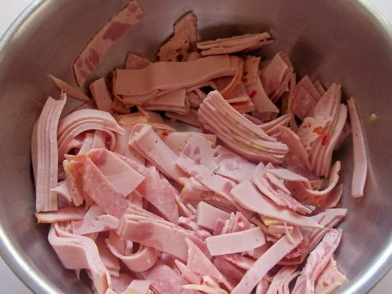 Rezept: Käse-Wurstsalat mit Paprika Bild Nr. 3 Käse-Wurstsalat mit Paprika - Rezept - Bild Nr. 3