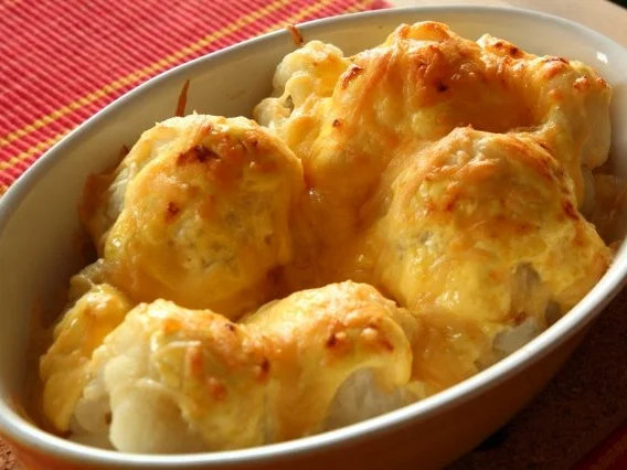 Überbackener Blumenkohl mit Bratwurst und Salzkartoffeln - Rezept - Bild Nr. 2